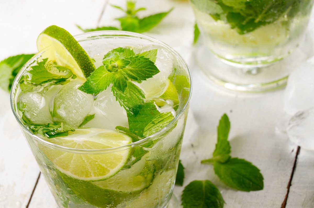 mojitos are part of the Raising the Bar's low calorie alcoholic drinks